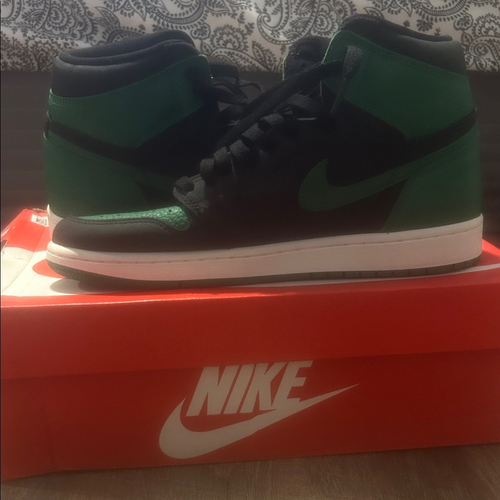 Jordan 1 Retro High Pine Green Black - Picture 2 of 3